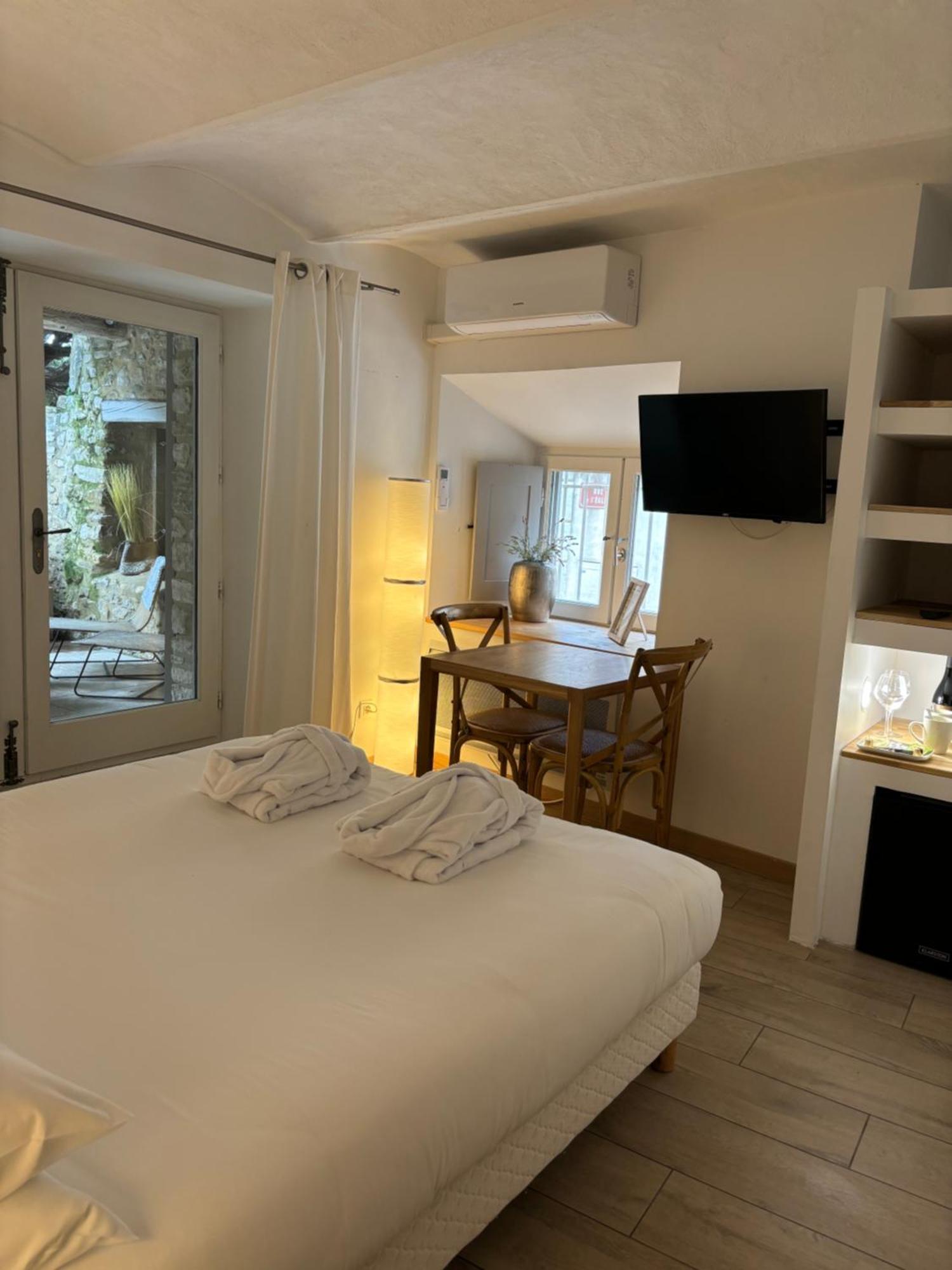La Maison Des Vendangeurs - Table D'Hotes Le Soir Du Jeudi Au Dimanche- Jacuzzi - Balneo Spa - Acces Piscine Pour Toutes Les Chambres Sauf Studio Coquet- Piscine De Mai A Mi-Octobre Martignargues Exteriör bild